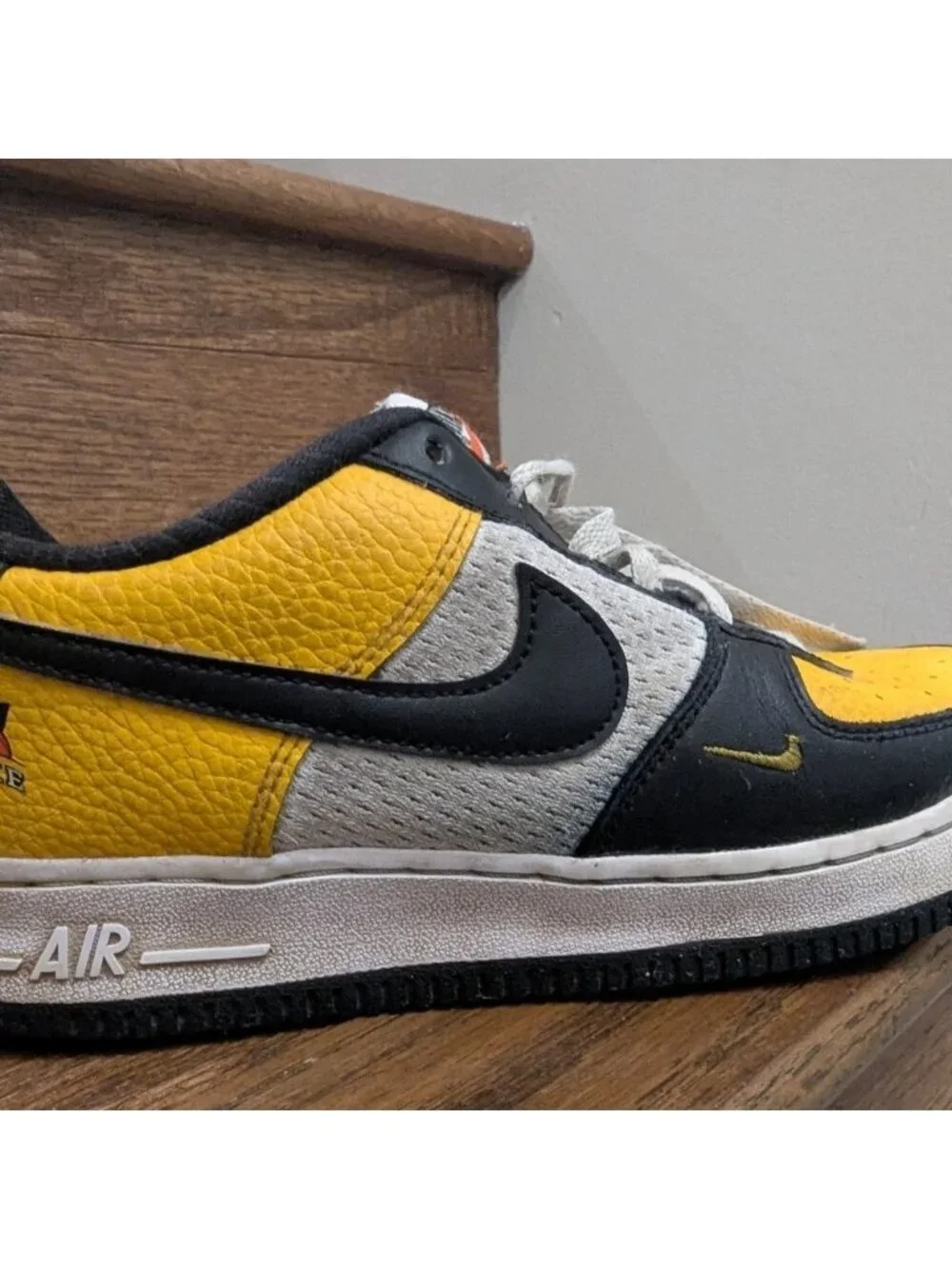 Nike Air Force 1 LV8 runners. Gold & black, Youth size 5.5.